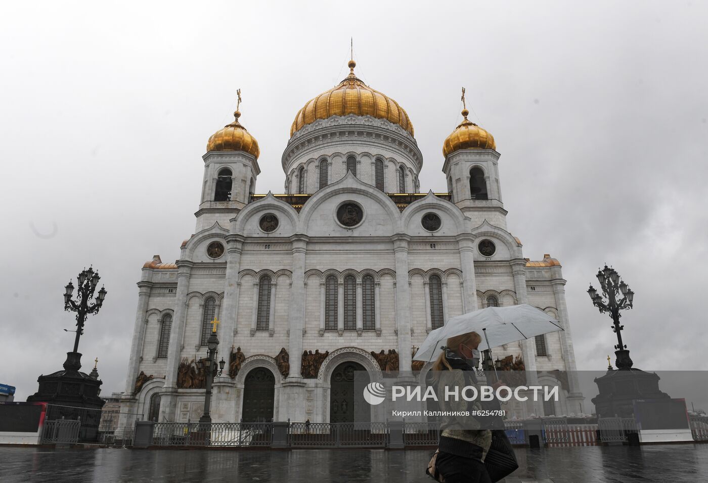 Храм Христа Спасителя и Богоявленский собор открылись после карантина