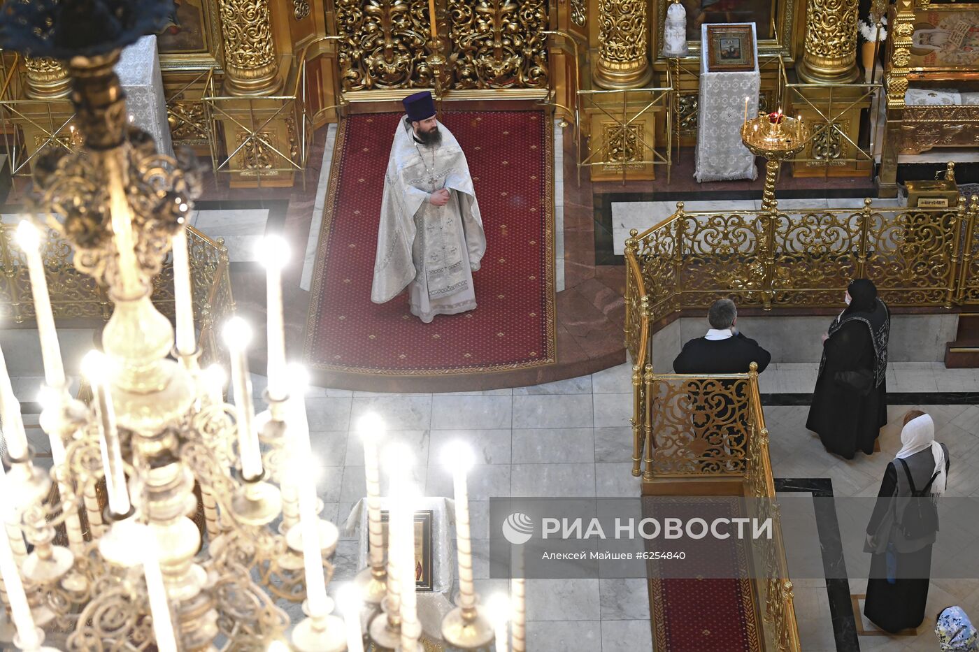 Храм Христа Спасителя и Богоявленский собор открылись после карантина