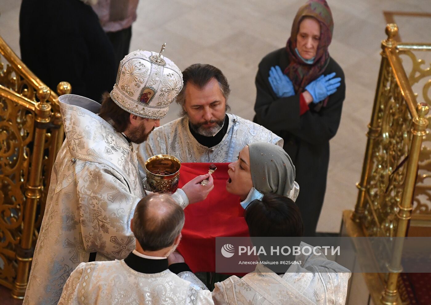 Храм Христа Спасителя и Богоявленский собор открылись после карантина