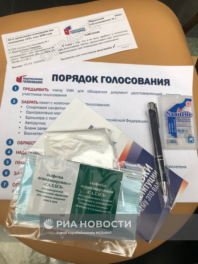 В ЦИК показали экипировку членов УИК при голосовании на дому