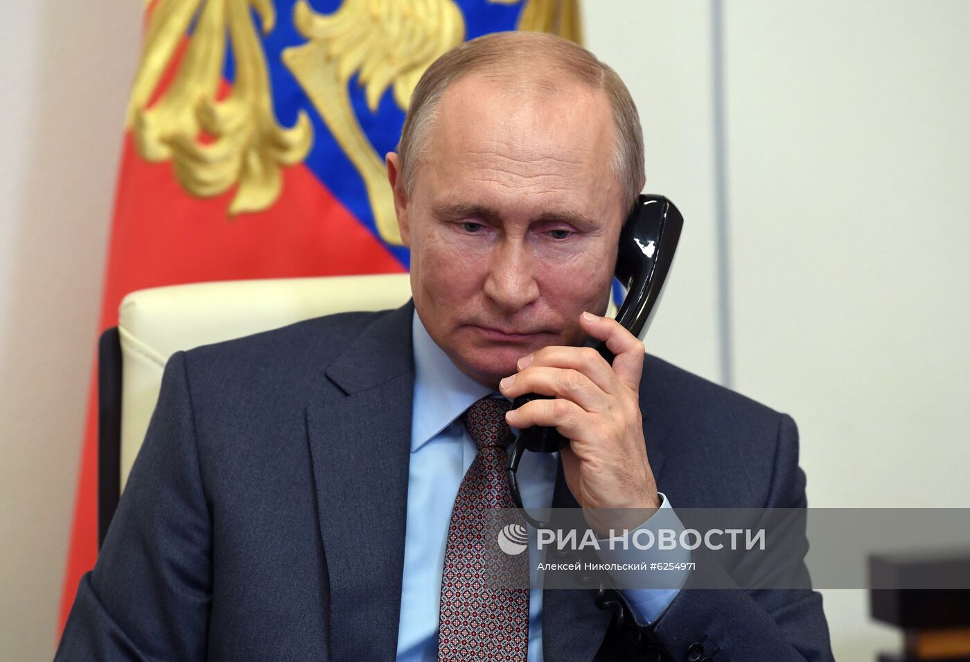 Президент РФ В. Путин провел встречу с премьер-министром РФ М. Мишустиным