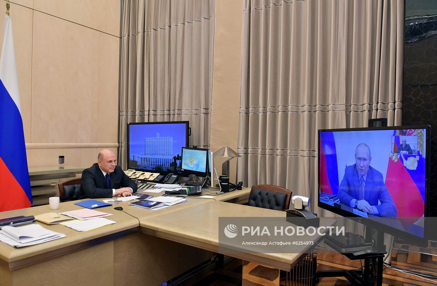Президент РФ В. Путин провел встречу с премьер-министром РФ М. Мишустиным