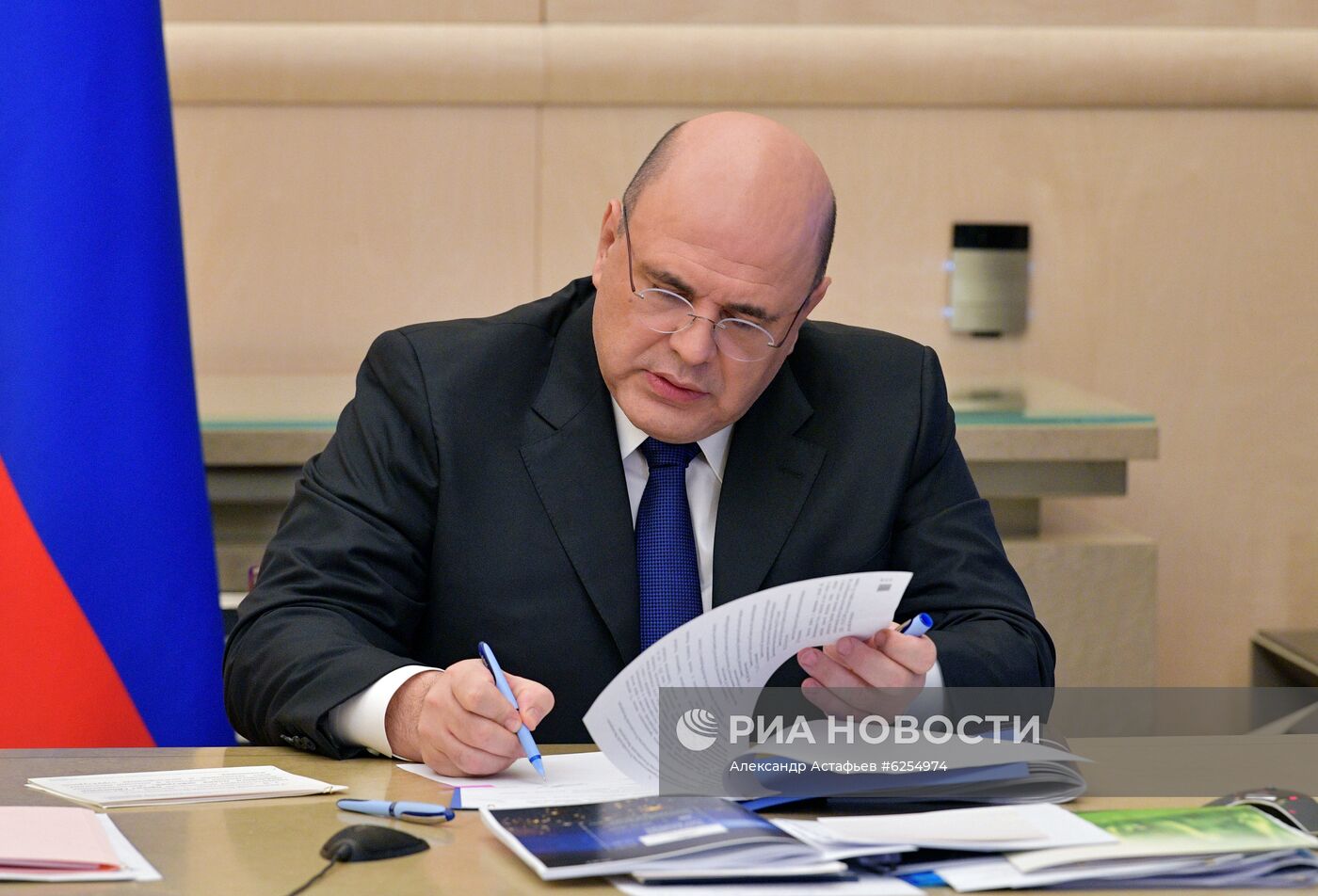 Президент РФ В. Путин провел встречу с премьер-министром РФ М. Мишустиным