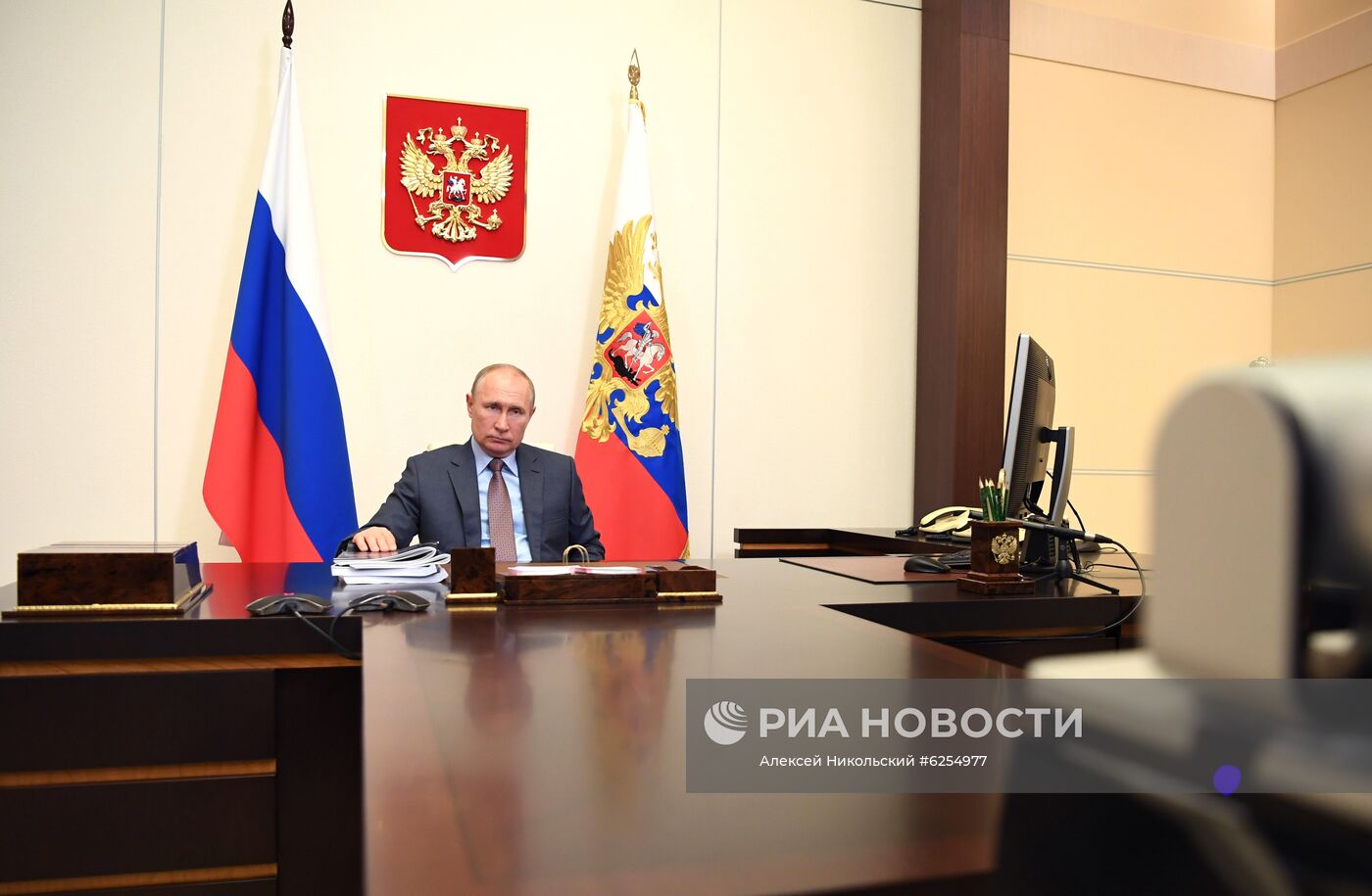 Президент РФ В. Путин провел встречу с премьер-министром РФ М. Мишустиным