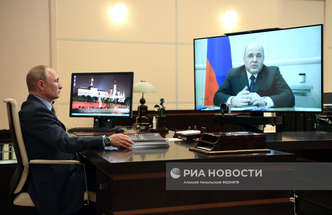 Президент РФ В. Путин провел встречу с премьер-министром РФ М. Мишустиным