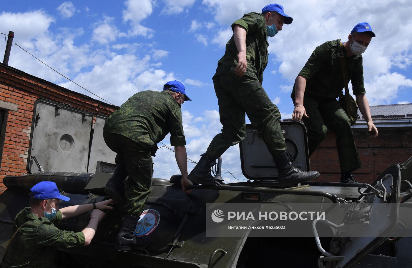 Обучение профессии водителя военной техники в автошколе ДОСААФ | РИА  Новости Медиабанк