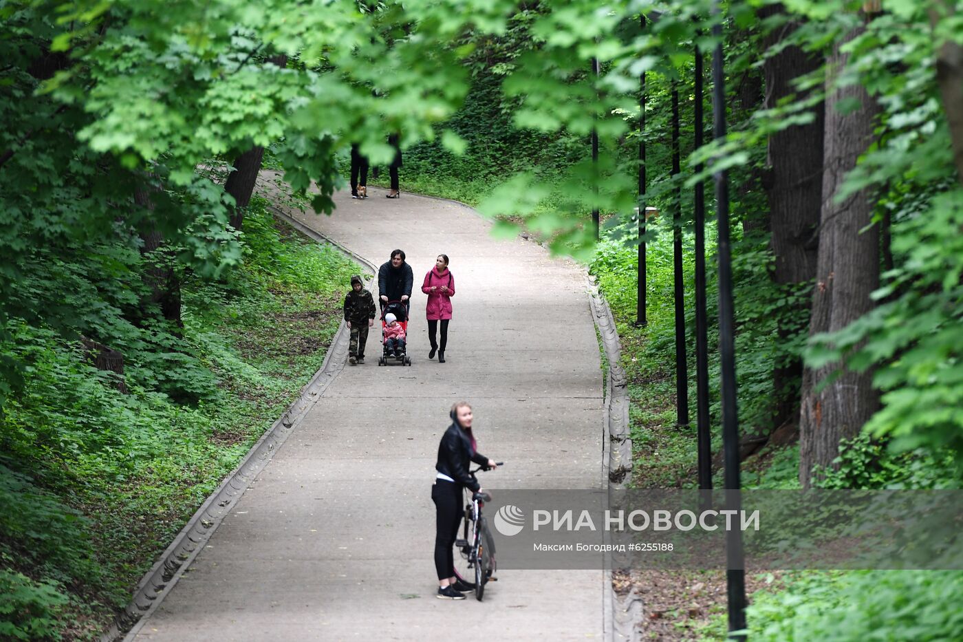 Отдыхающие в парке имени Горького в Казани