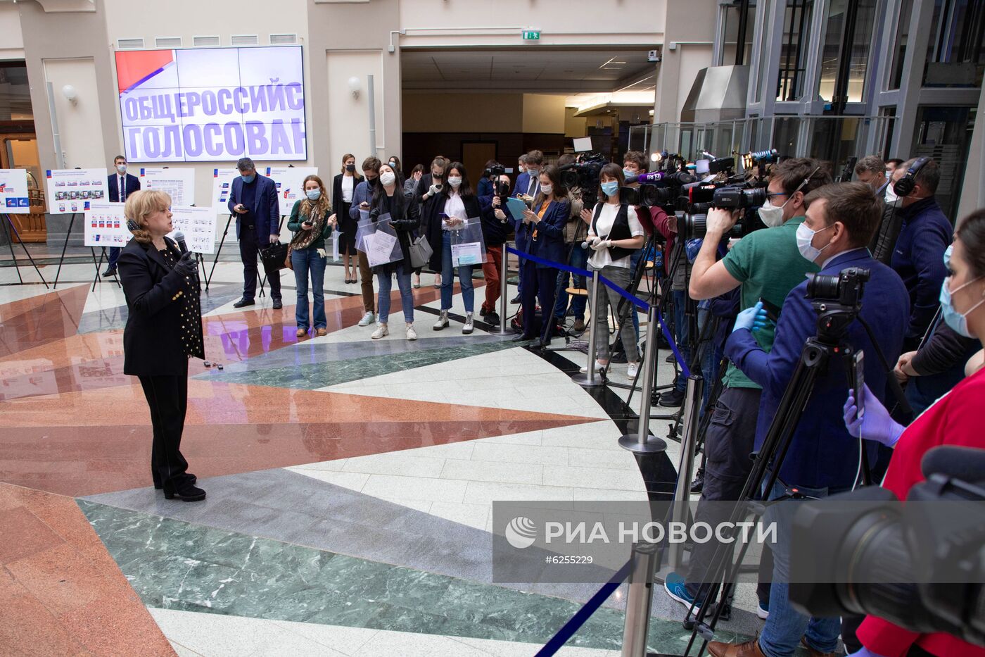 В ЦИК показали экипировку членов УИК при голосовании на дому