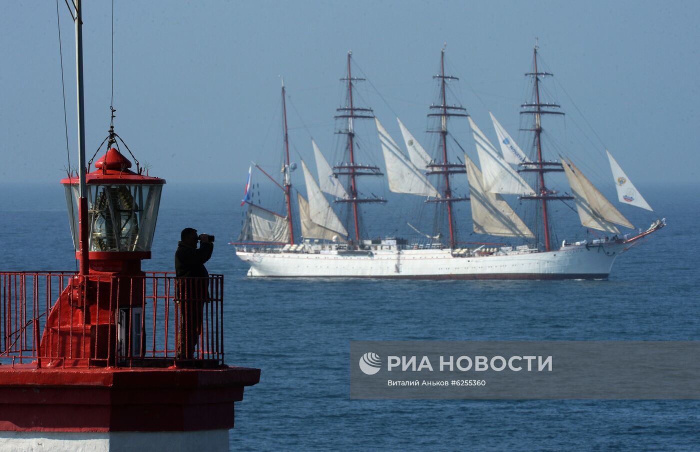 Торжественная встреча барка "Седов" и парусного судна "Паллада" во Владивостоке