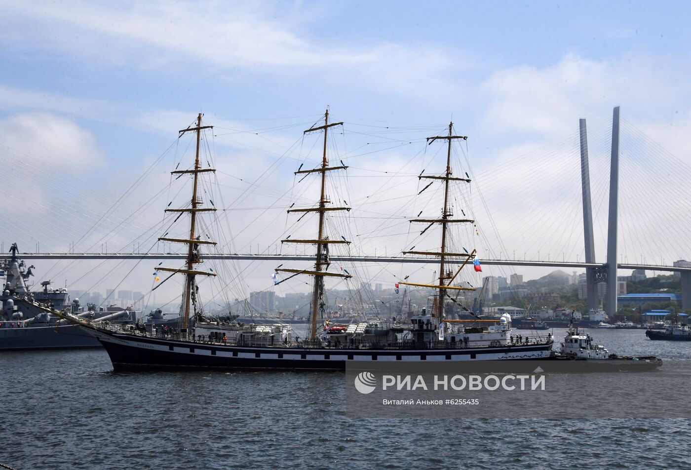 Торжественная встреча барка "Седов" и парусного судна "Паллада" во Владивостоке