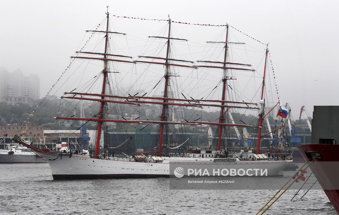 Торжественная встреча барка "Седов" и парусного судна "Паллада" во Владивостоке