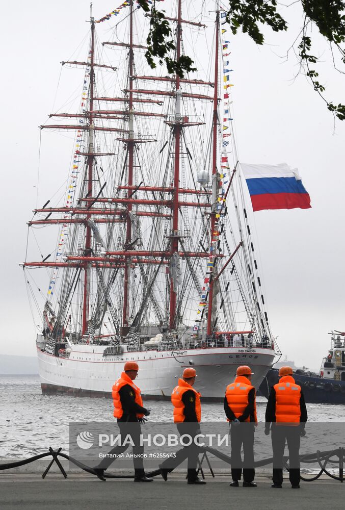 Торжественная встреча барка "Седов" и парусного судна "Паллада" во Владивостоке