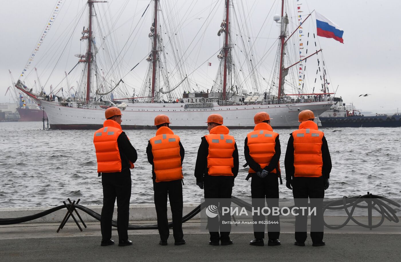 Торжественная встреча барка "Седов" и парусного судна "Паллада" во Владивостоке