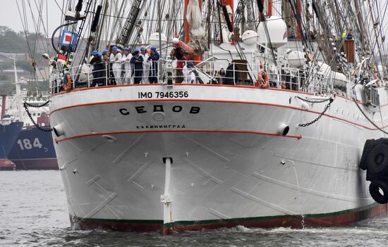 Торжественная встреча барка "Седов" и парусного судна "Паллада" во Владивостоке
