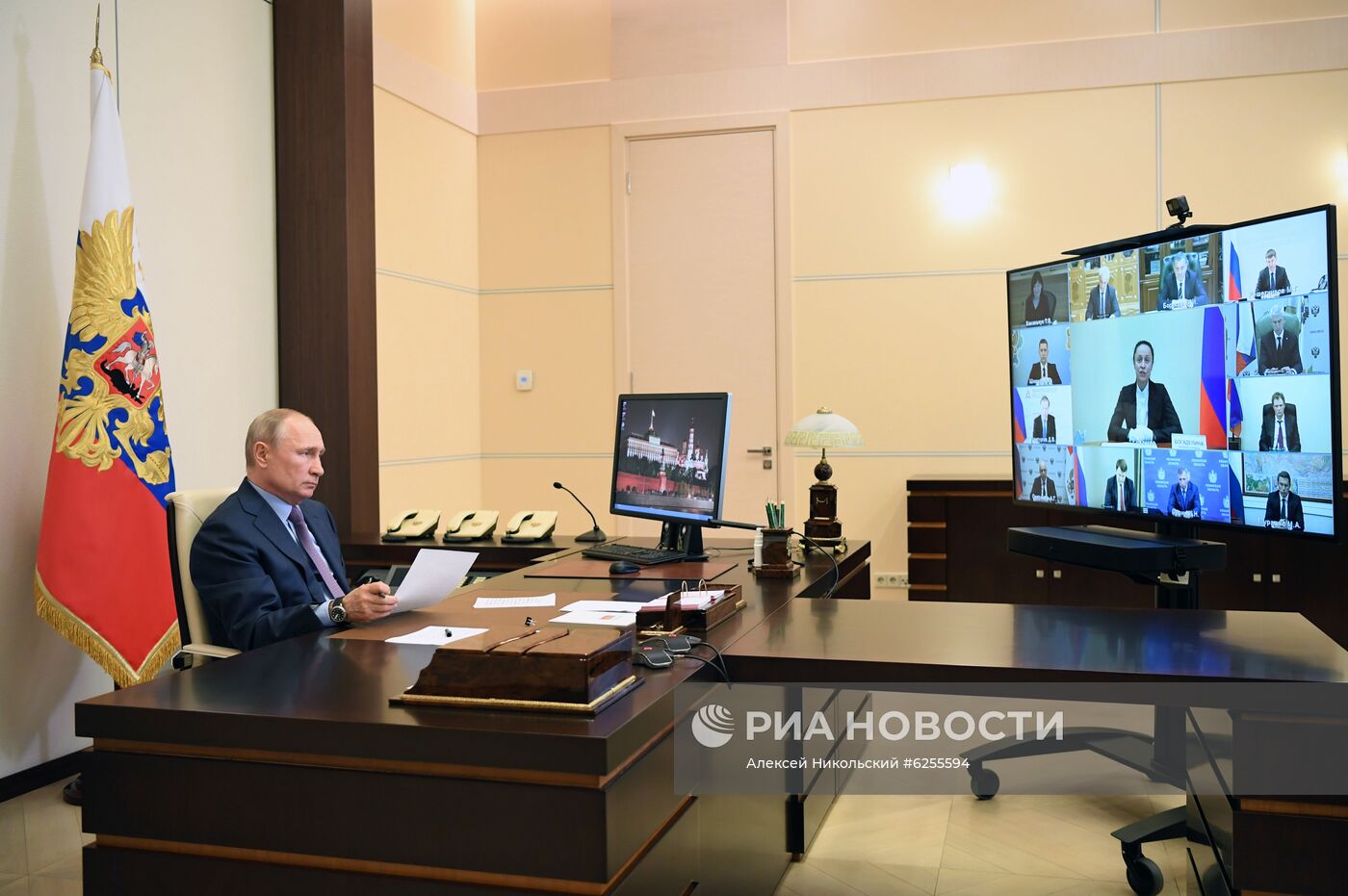 Президент РФ В. Путин провел совещание о ситуации в лёгкой промышленности