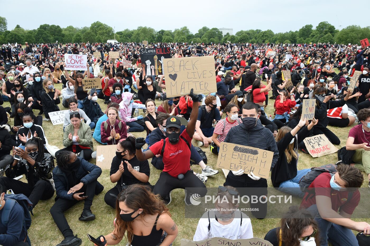 Акция в Лондоне в поддержку протестующих США