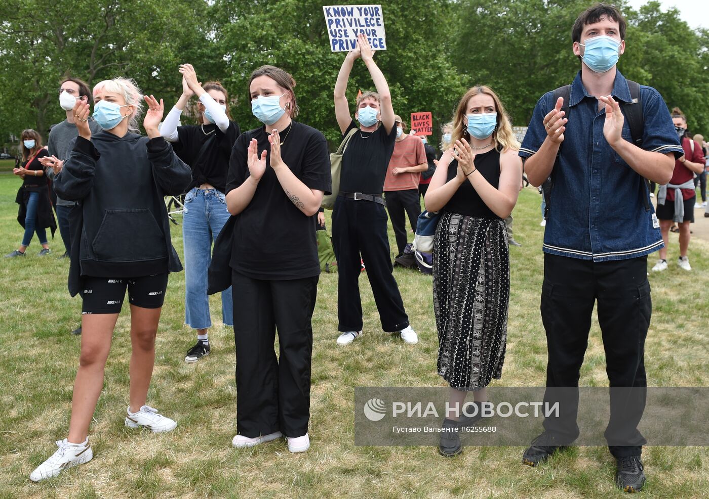 Акция в Лондоне в поддержку протестующих США