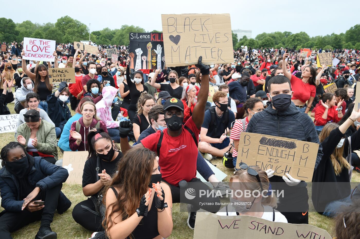 Акция в Лондоне в поддержку протестующих США