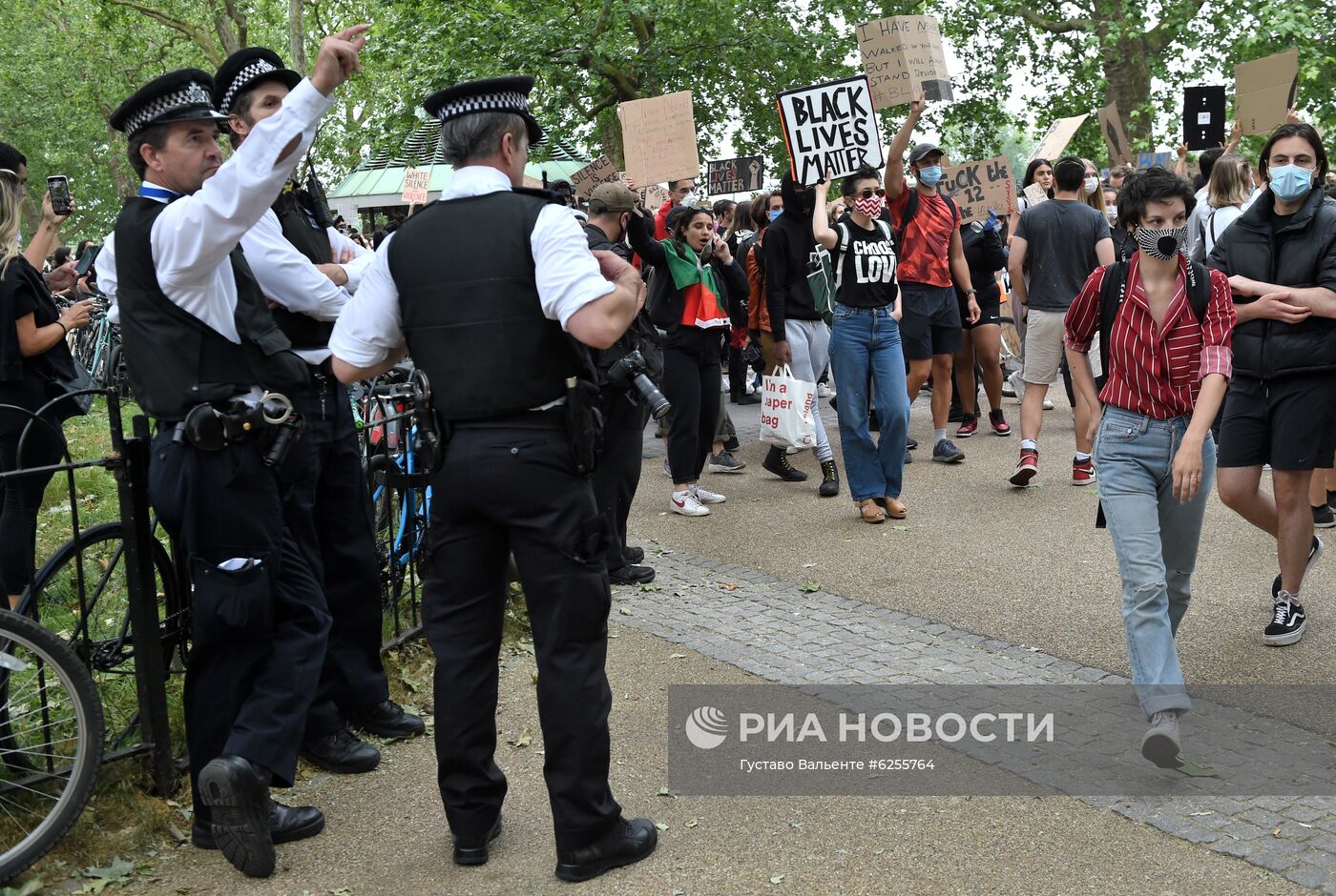 Акция в Лондоне в поддержку протестующих США