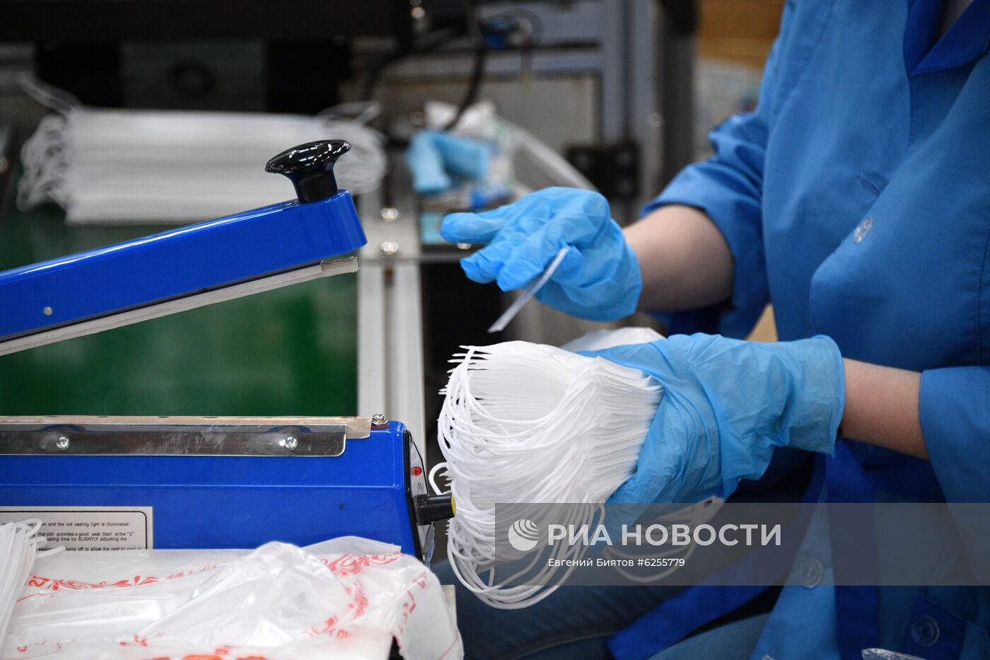 Производство масок и респираторов в технополисе "Москва"