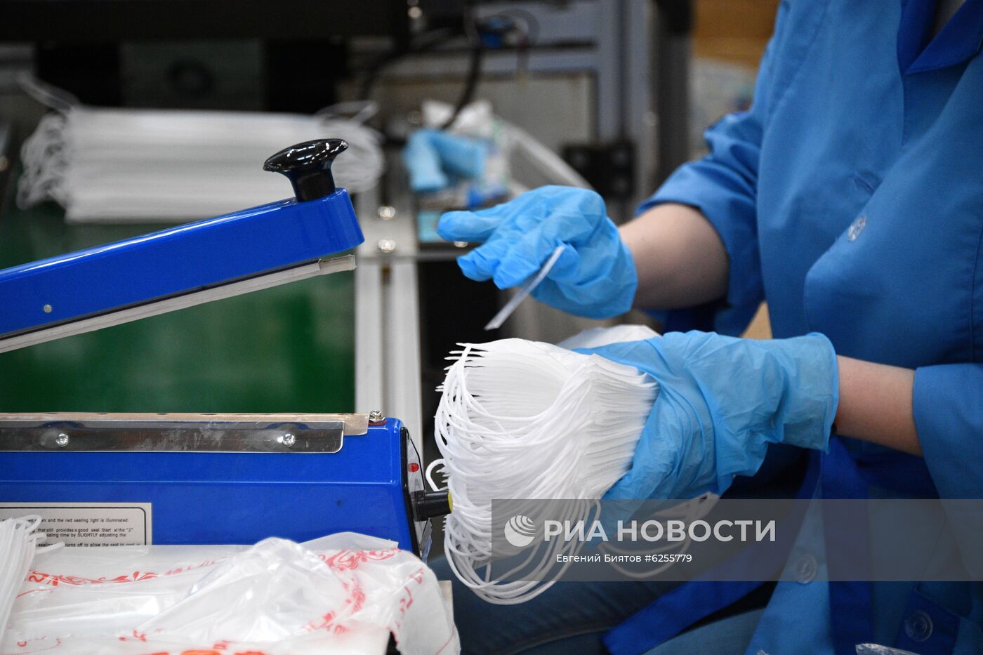  Производство масок и респираторов в технополисе "Москва" 