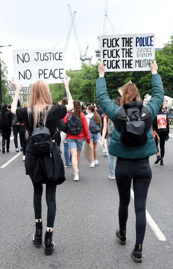 Акция в Лондоне в поддержку протестующих США