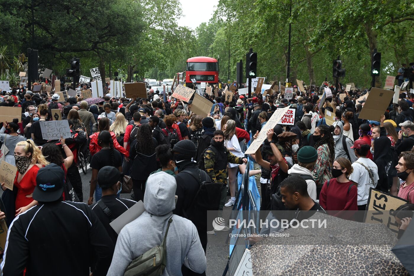 Акция в Лондоне в поддержку протестующих США