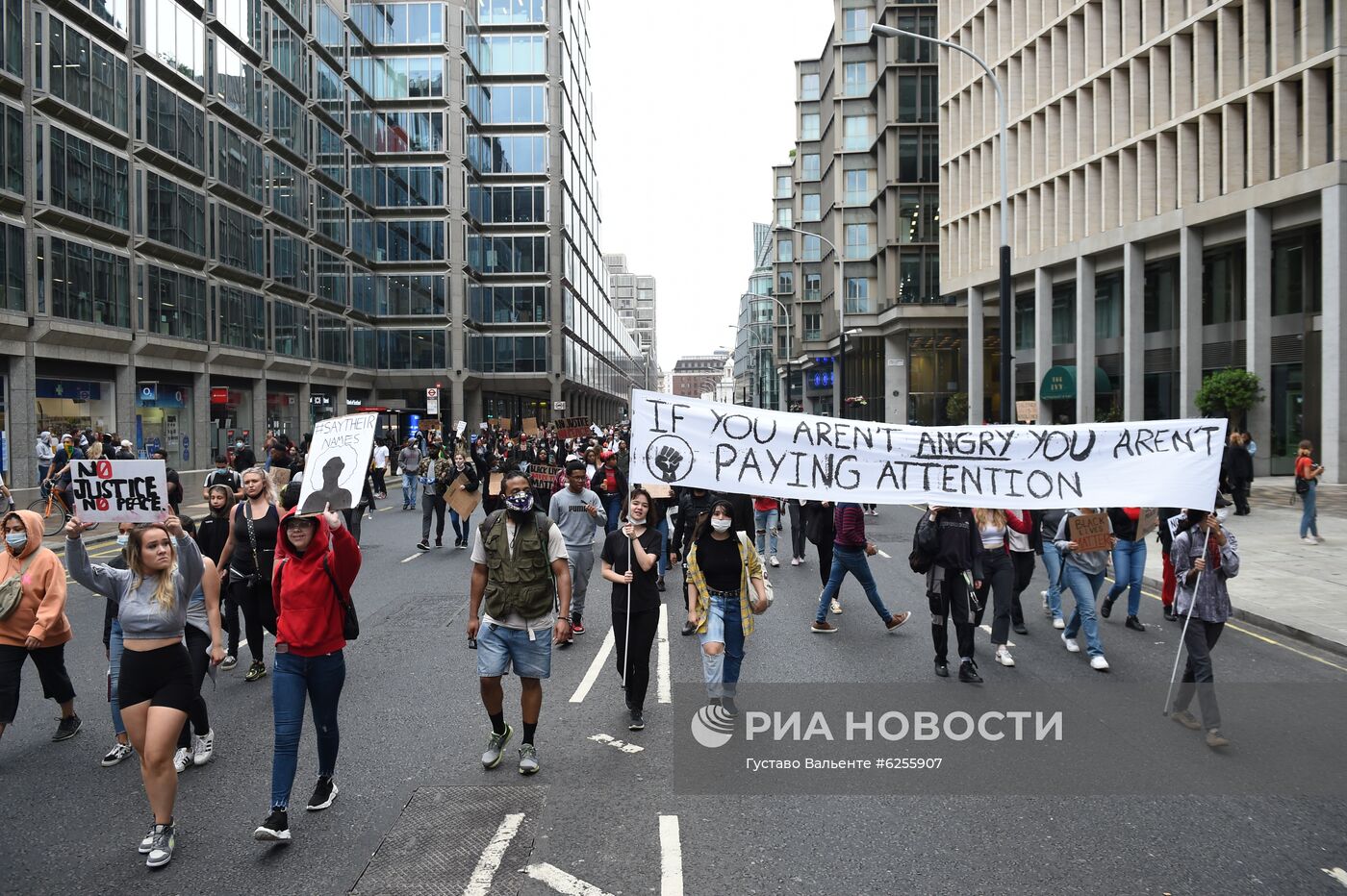 Акция в Лондоне в поддержку протестующих США