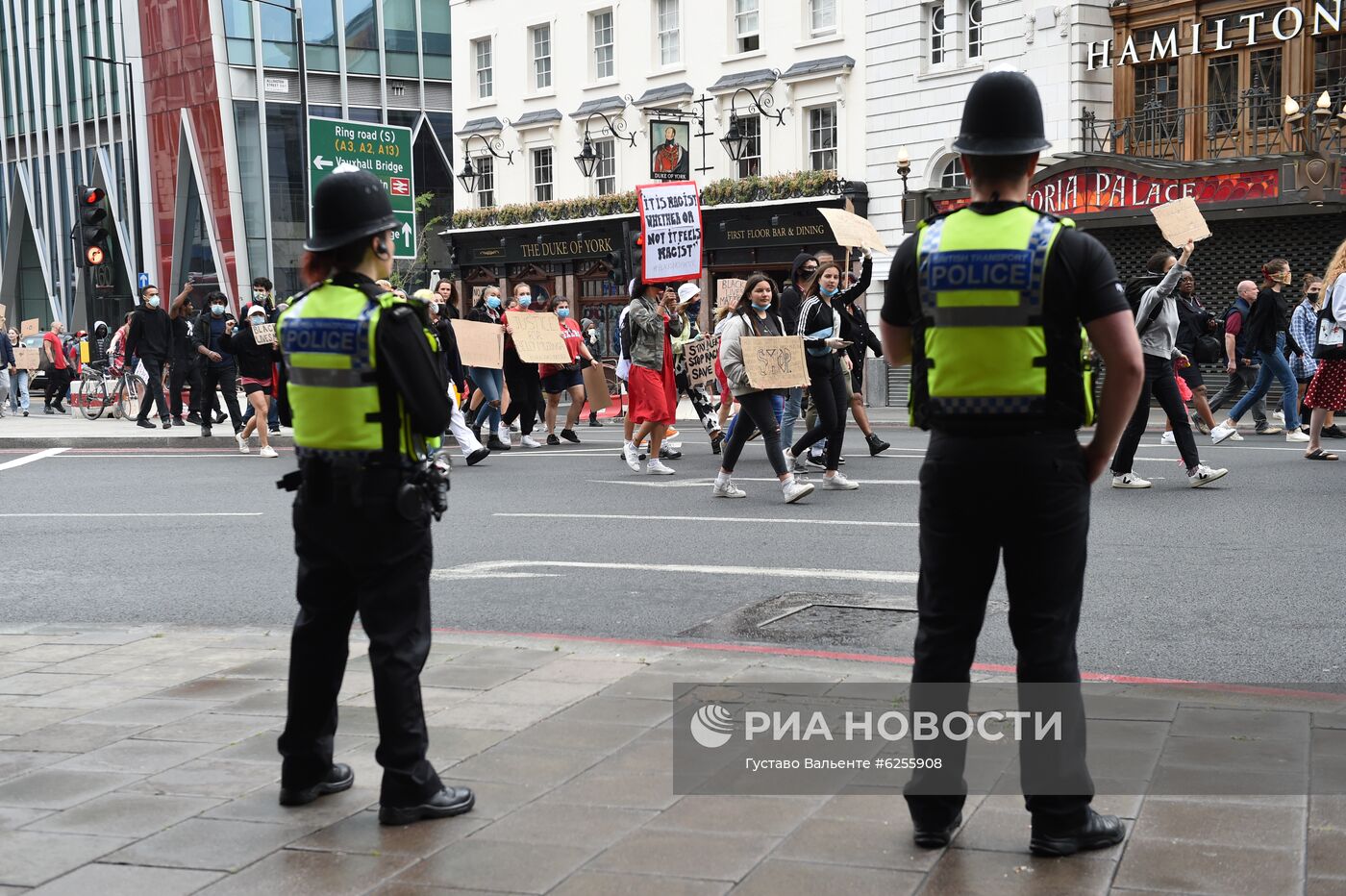 Акция в Лондоне в поддержку протестующих США