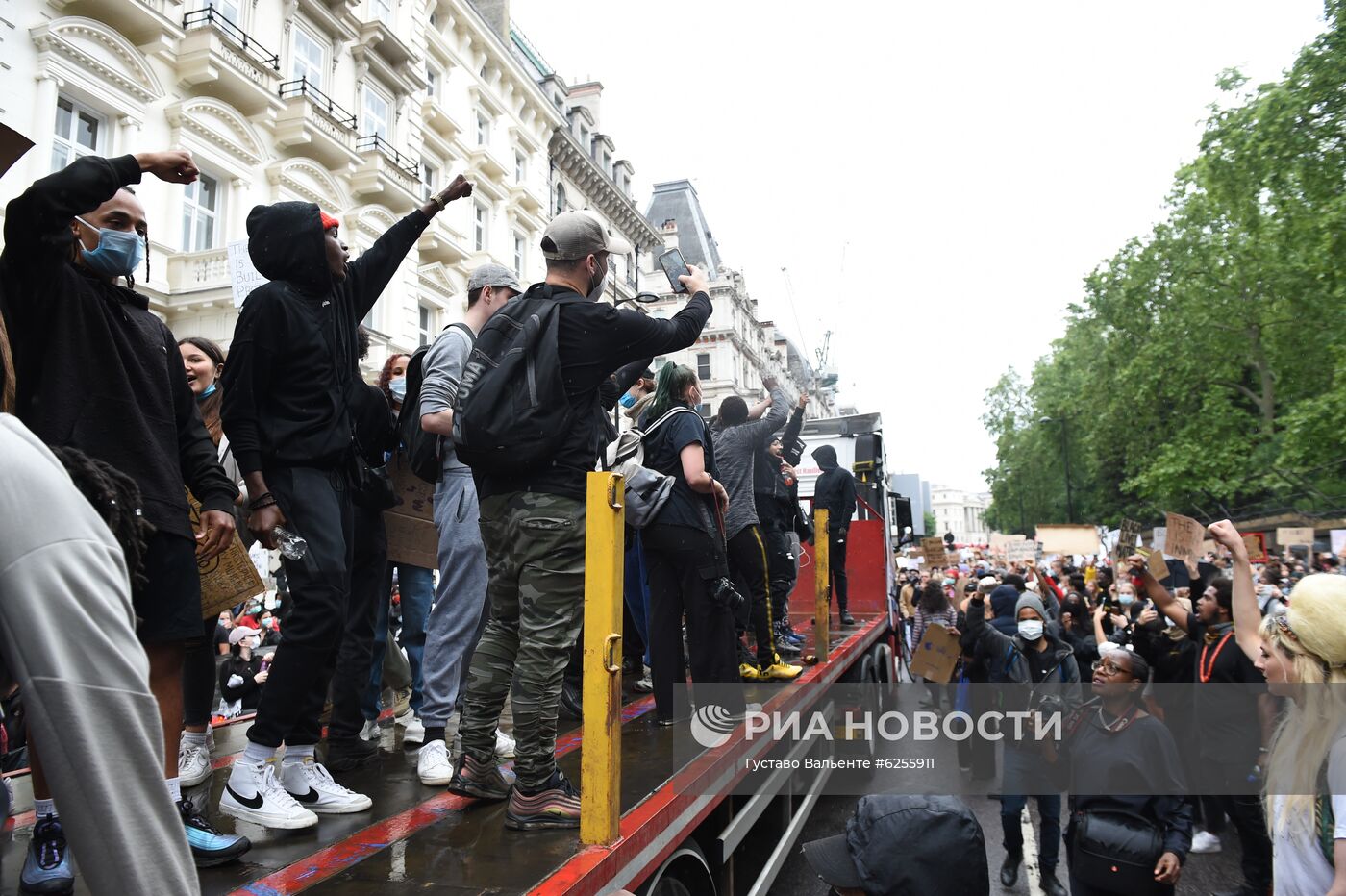 Акция в Лондоне в поддержку протестующих США