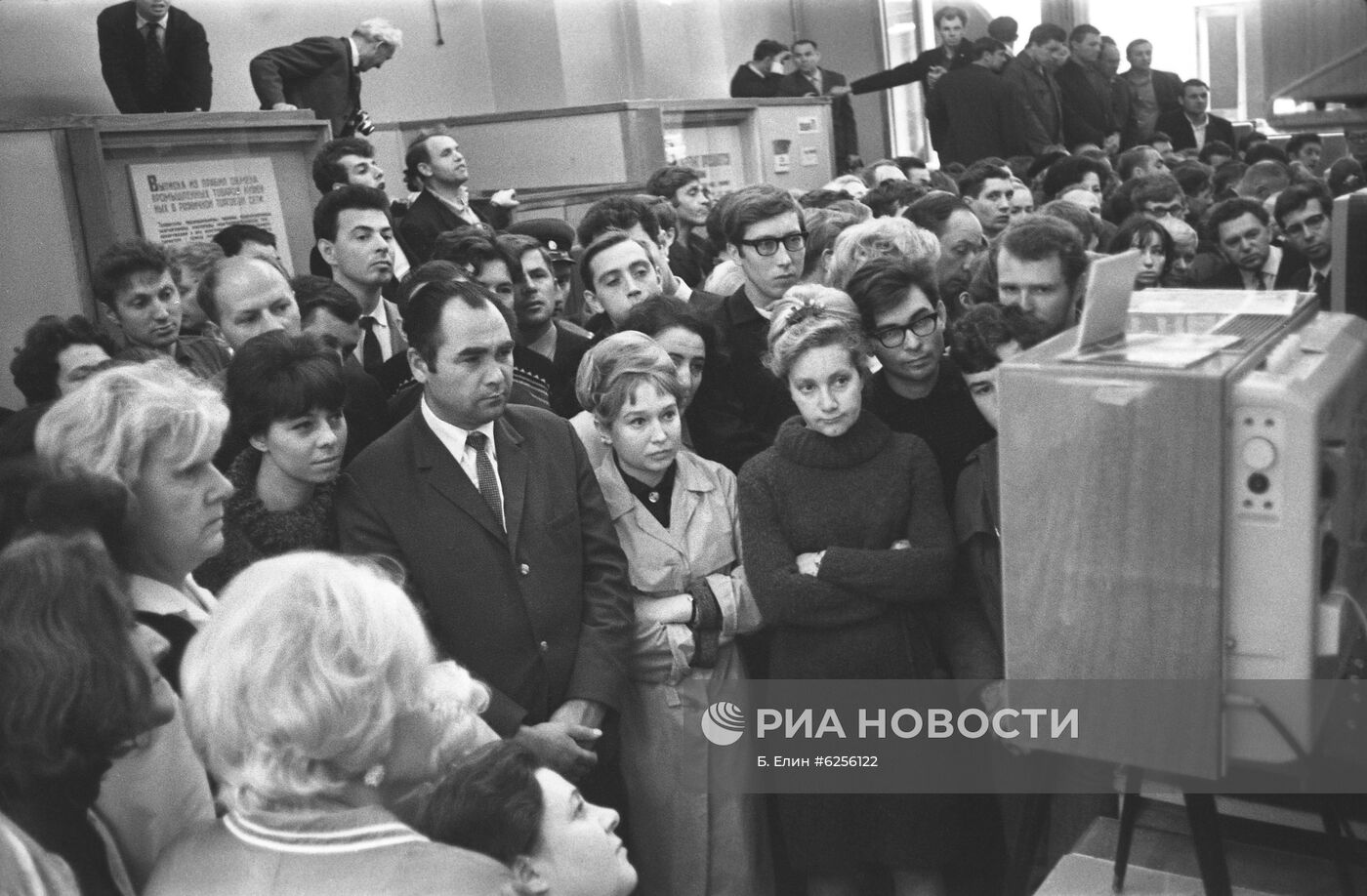 Полет американского космического корабля "Аполлон-11"