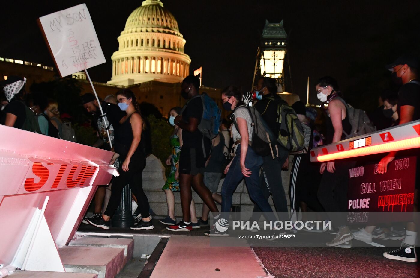 Участники акции протеста против полицейского насилия в Вашингтоне. Акции протеста начались в США после убийства полицейскими при задержании афроамериканца Джорджа Флойда в Миннеаполисе. Место: США, Вашингтон. Автор: Михаил Тургиев/РИА Новости. Протесты в США