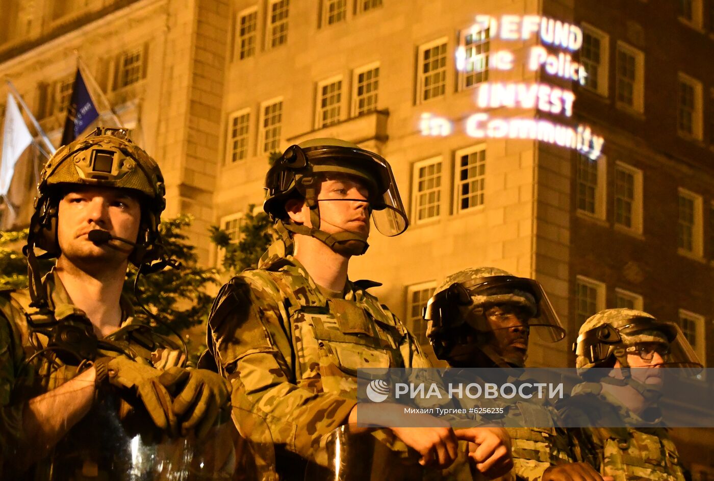 Военная полиция США в Вашингтоне во время протестов против полицейского насилия. Акции протеста начались в США после убийства полицейскими при задержании афроамериканца Джорджа Флойда в Миннеаполисе. Место: США, Вашингтон. Автор: Михаил Тургиев/РИА Новости. Протесты в США