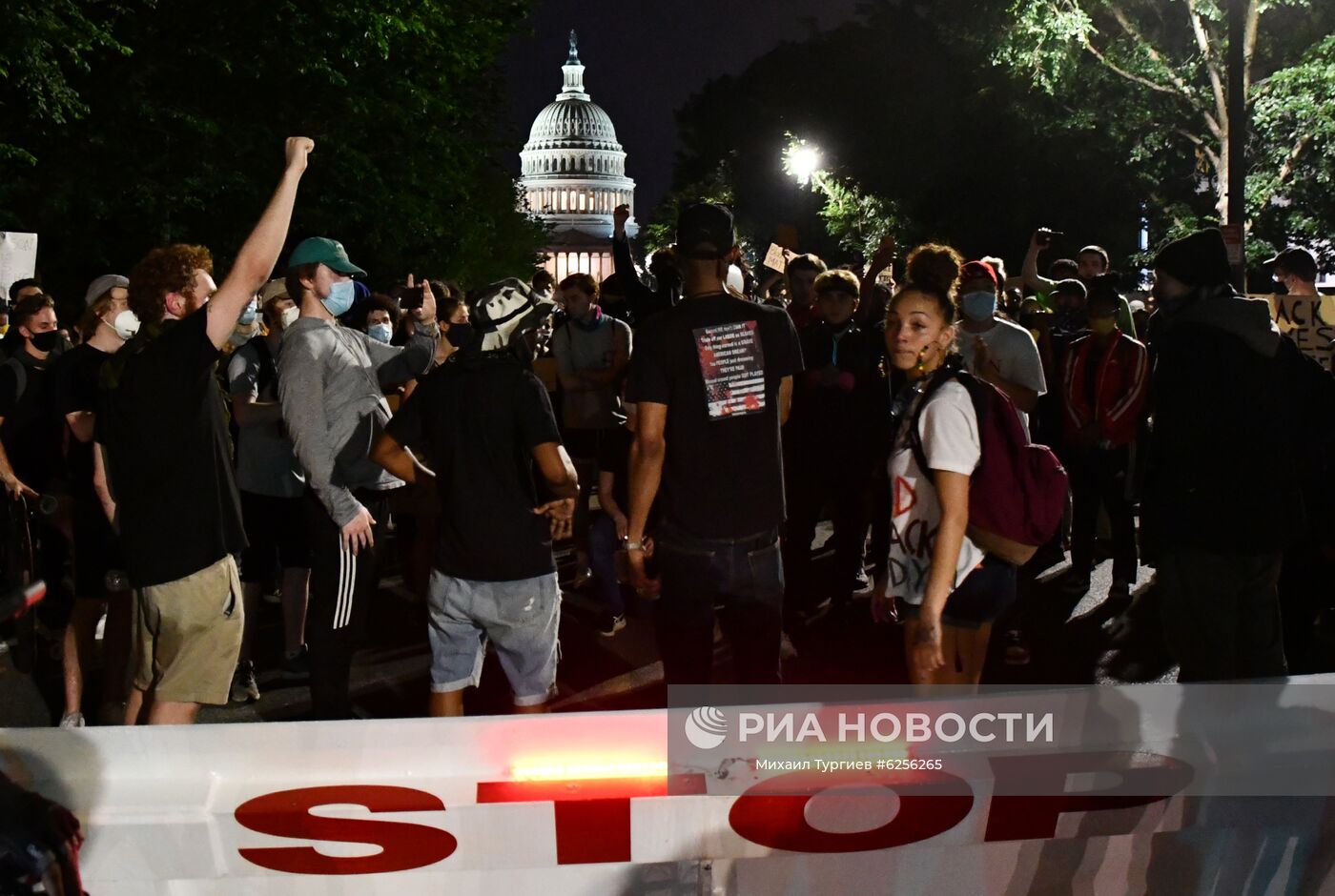 Участники акции протеста против полицейского насилия в Вашингтоне. Акции протеста начались в США после убийства полицейскими при задержании афроамериканца Джорджа Флойда в Миннеаполисе. Место: США, Вашингтон. Автор: Михаил Тургиев/РИА Новости. Протесты в США