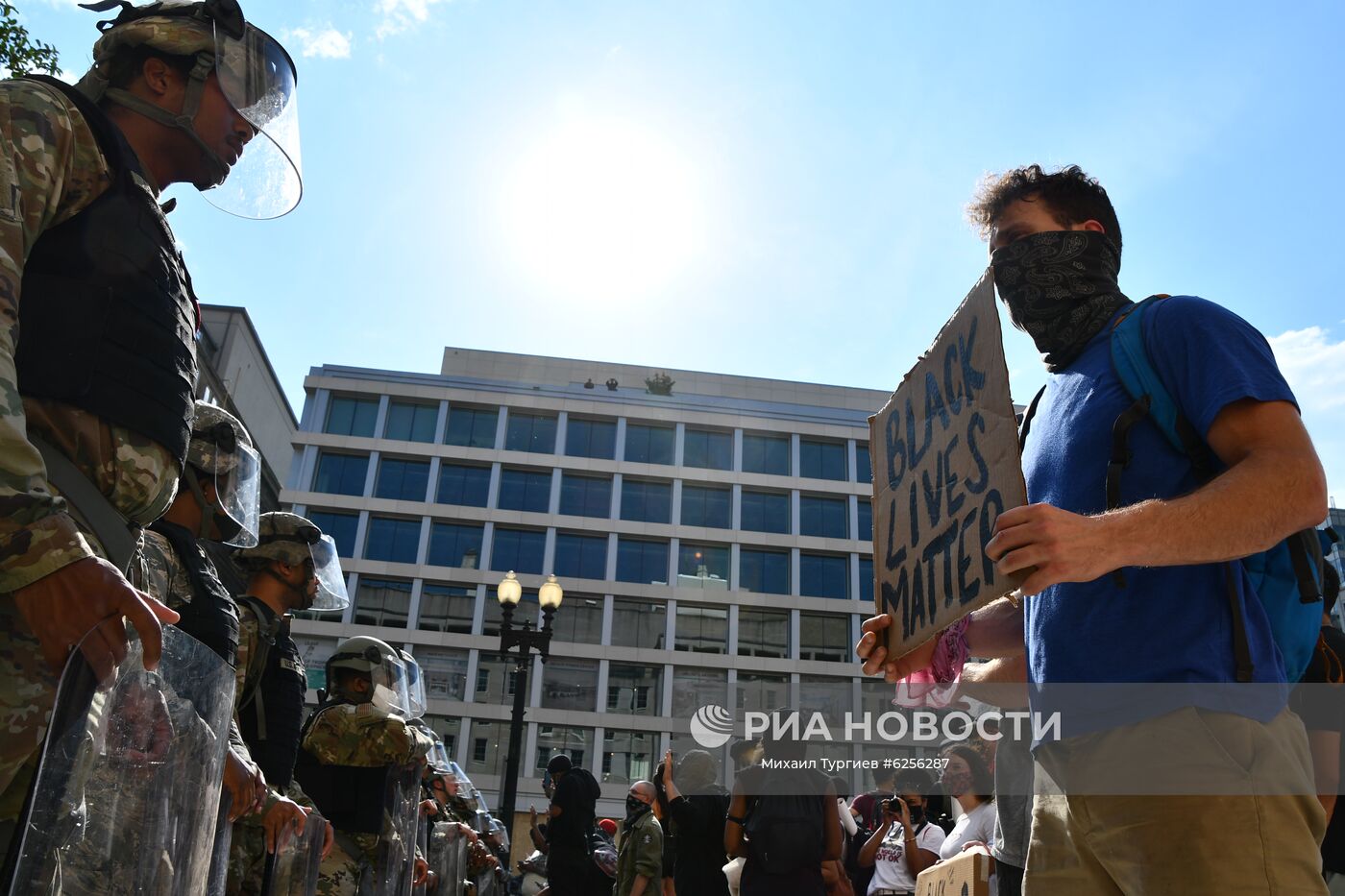 Протестующие и военная полиция на улице Вашингтона. Акции протеста начались в США после убийства полицейскими при задержании афроамериканца Джорджа Флойда в Миннеаполисе. Место: США, Вашингтон. Автор: Михаил Тургиев/РИА Новости. Протесты в США