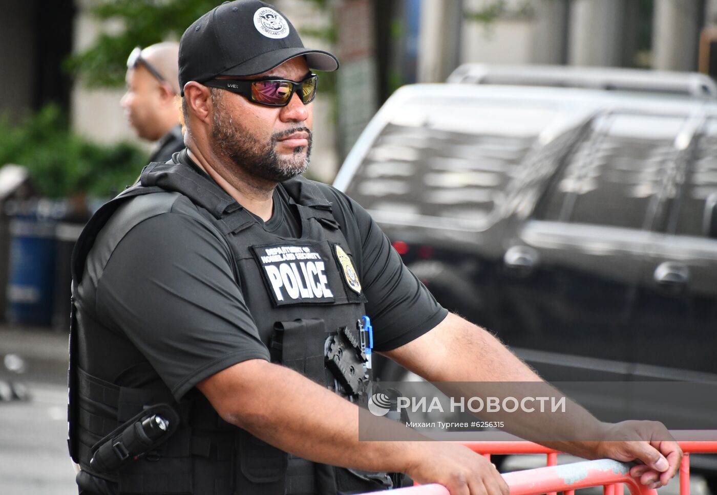 Сотрудник полиции на улице Вашингтона во время протестов. Акции протеста начались в США после убийства полицейскими при задержании афроамериканца Джорджа Флойда в Миннеаполисе. Место: США, Вашингтон. Автор: Михаил Тургиев/РИА Новости. Протесты в США