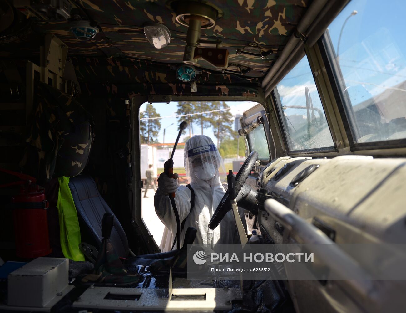 Дезинфекция военной техники для участия в параде Победы в Екатеринбурге