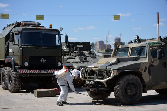 Дезинфекция военной техники для участия в параде Победы в Екатеринбурге