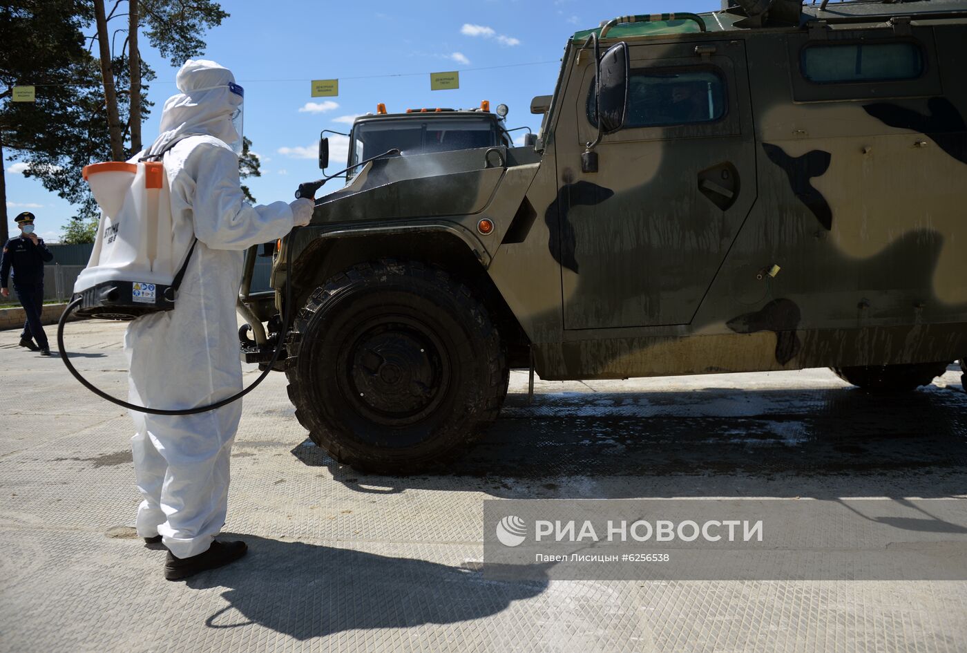 Дезинфекция военной техники для участия в параде Победы в Екатеринбурге