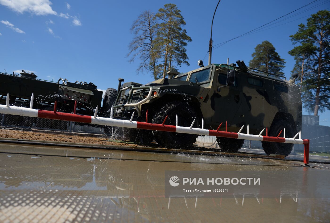 Дезинфекция военной техники для участия в параде Победы в Екатеринбурге