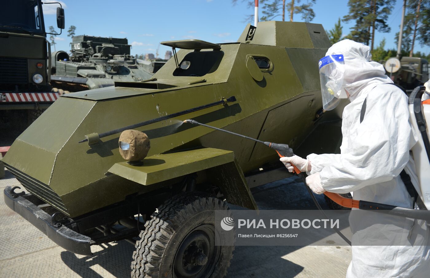 Дезинфекция военной техники для участия в параде Победы в Екатеринбурге