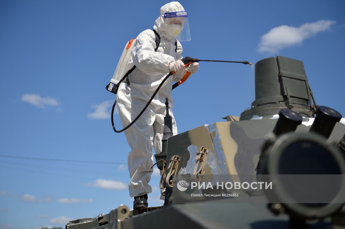 Дезинфекция военной техники для участия в параде Победы в Екатеринбурге