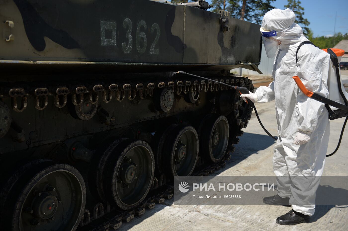 Дезинфекция военной техники для участия в параде Победы в Екатеринбурге