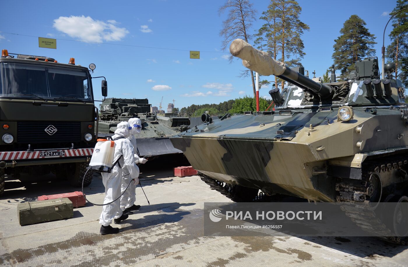 Дезинфекция военной техники для участия в параде Победы в Екатеринбурге