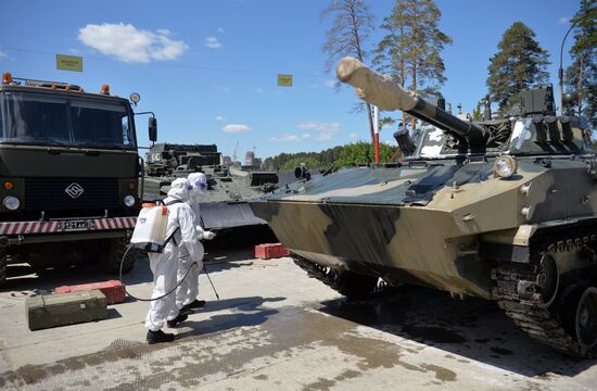 Дезинфекция военной техники для участия в параде Победы в Екатеринбурге