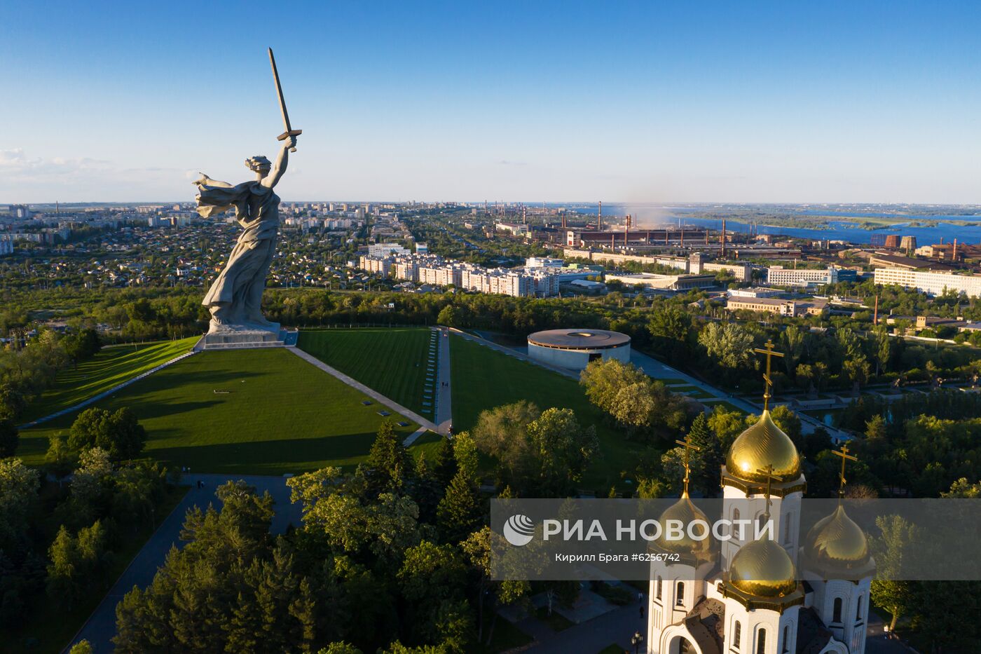 Монумент "Родина-мать зовет!" на Мамаевом кургане после реставрации