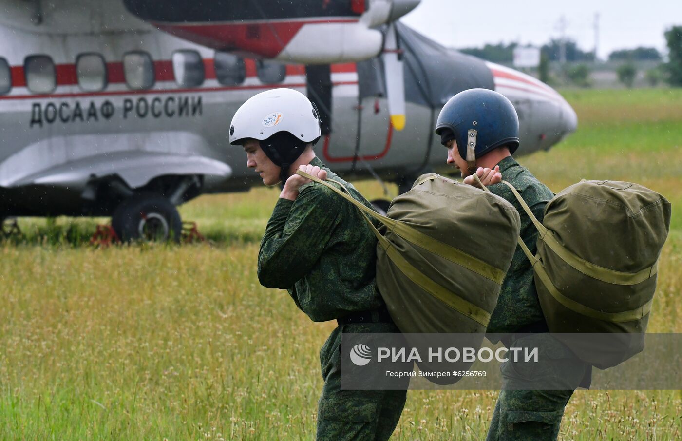 Призывники в ВДВ совершили первый прыжок с парашютом в Краснодарском крае