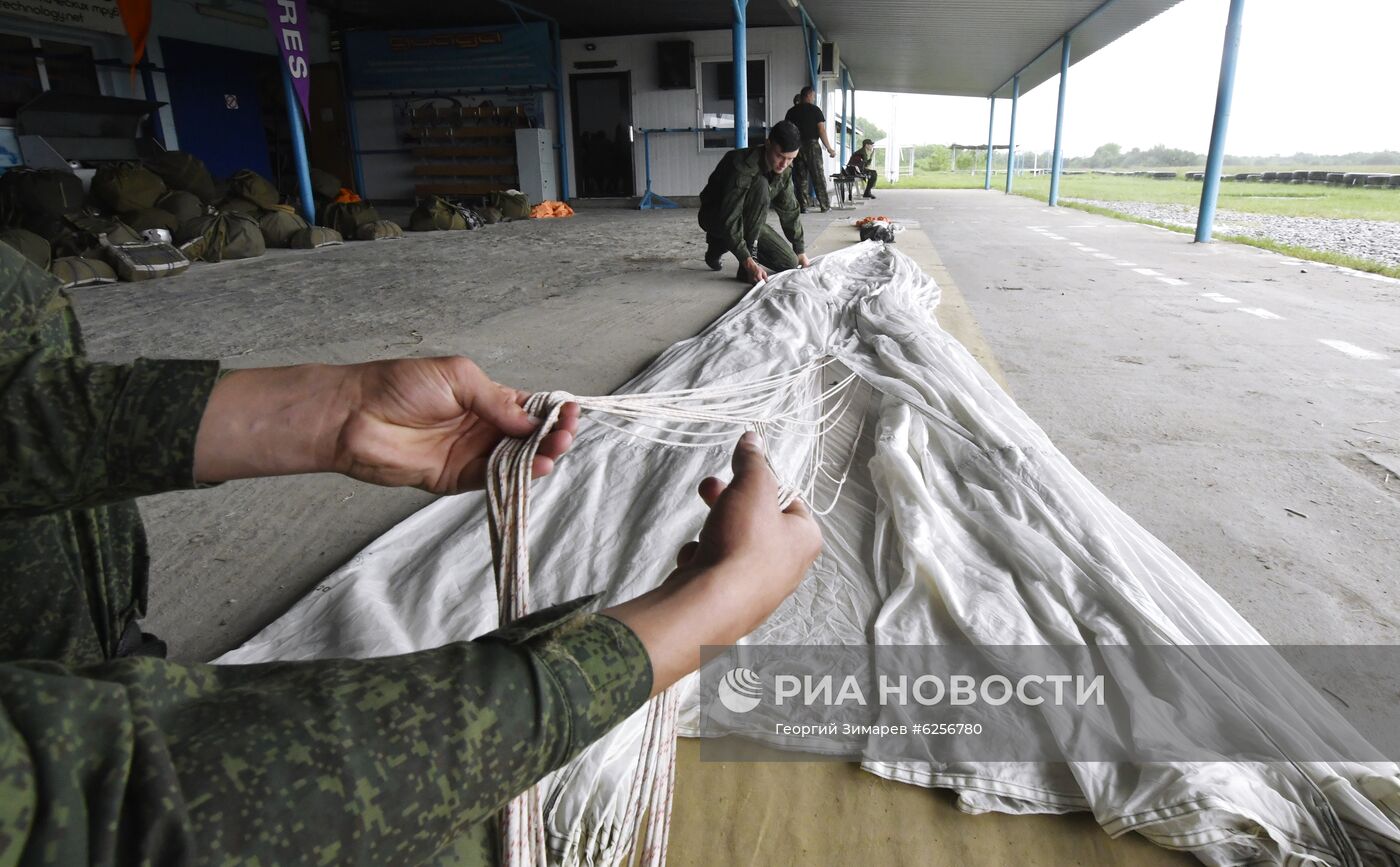 Призывники в ВДВ совершили первый прыжок с парашютом в Краснодарском крае