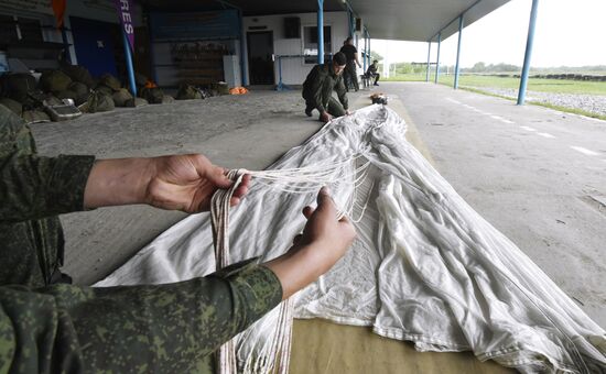 Призывники в ВДВ совершили первый прыжок с парашютом в Краснодарском крае