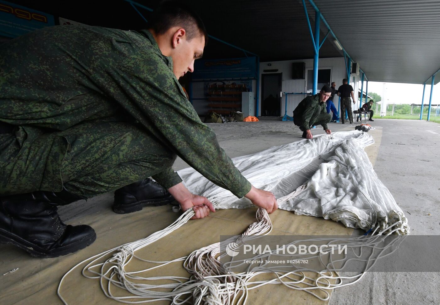 Призывники в ВДВ совершили первый прыжок с парашютом в Краснодарском крае